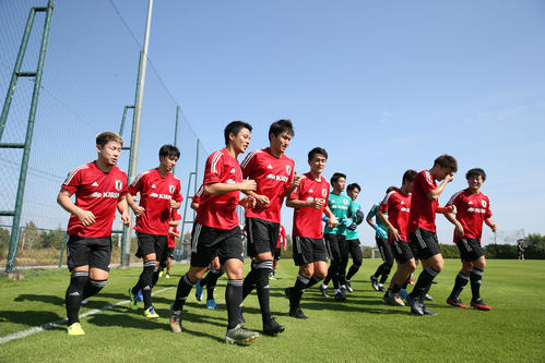 朝の練習を終えクールダウンのランニングをするU－23日本代表の選手たち（撮影・前田充）