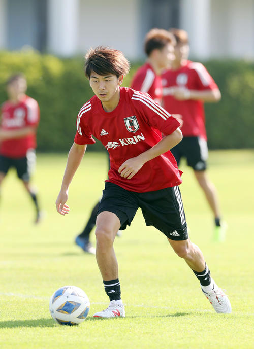 ボールを使ったトレーニングを行う松本（撮影・前田充）