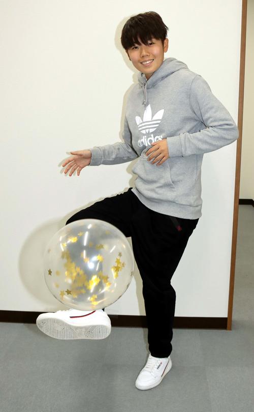 五輪の星へ、星が輝く風船を蹴るINAC神戸DF三宅（撮影・永野高輔）