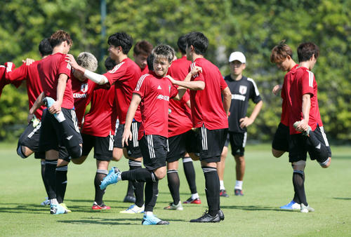 午前の練習を終えクールダウンする食野（中央）らU－23日本代表の選手たち（撮影・前田充）