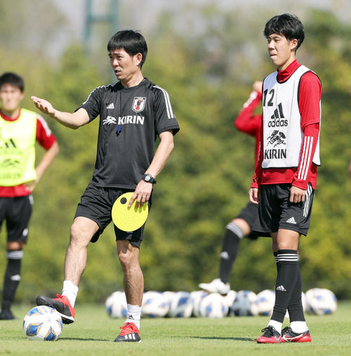 午前の練習で選手らに指示を出す森保監督（左）。右は田中駿（撮影・前田充）