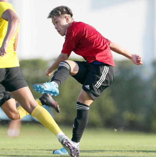 U－23日本対サムット・プラカン・シティFC　練習試合の1本目、ゴールを決める食野（撮影・前田充）