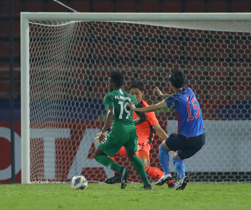 U-23日本対U-23サウジアラビア 後半、PKを与える岡崎(右)。中央奥はGK大迫(撮影・前田充)