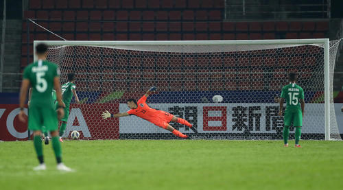 U-23日本対U-23サウジアラビア 後半、PKを決められるGK大迫(撮影・前田充)