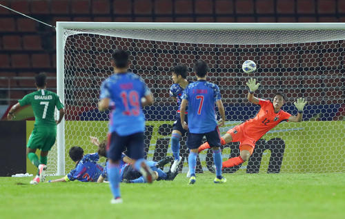 U-23日本対U-23サウジアラビア 前半、セーブする大迫(撮影・前田充)