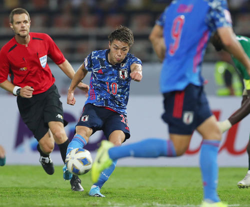 U-23日本対U-23サウジアラビア 前半、シュートを放つ食野(撮影・前田充)