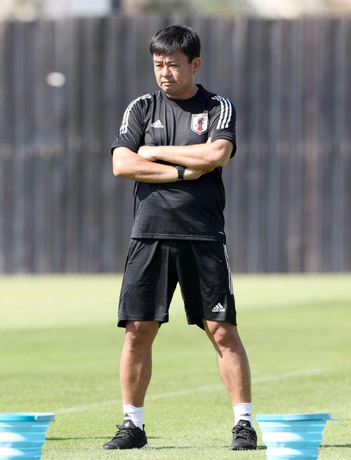 U－23日本代表の練習を見守る村山哲也氏（2020年1月6日撮影）
