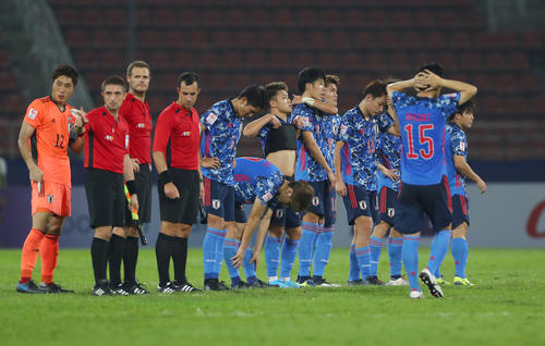U－23日本対U－23サウジアラビア　U－23サウジアラビアに敗れ、がっくり肩を落とし整列するU－23日本イレブン（撮影・前田充）