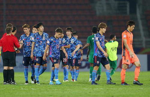 U－23日本対U－23サウジアラビア　U－23サウジアラビアに敗れ、がっくり肩を落とすU－23日本イレブン（撮影・前田充）