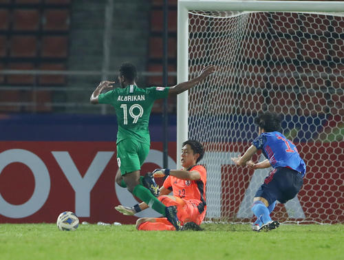 U－23日本対U－23サウジアラビア　後半、PKを与える岡崎（右）。中央はGK大迫（撮影・前田充）