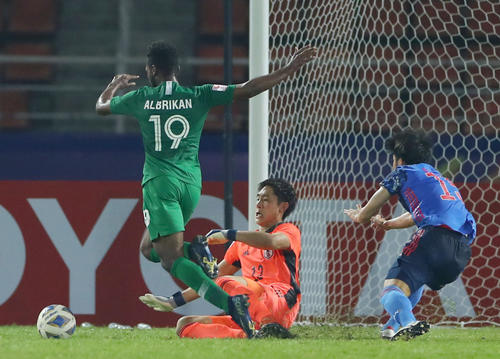 U－23日本対U－23サウジアラビア　後半、PKを与える岡崎（右）。中央はGK大迫（撮影・前田充）