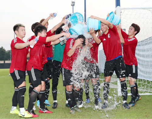 21歳の誕生日を迎えた斉藤（中央）は、練習後にチームメートから手洗い祝福を受ける（撮影・前田充）