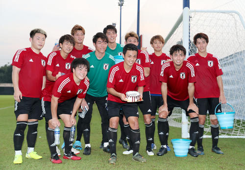 練習後、21歳の誕生日を祝福される斉藤（手前中央）（撮影・前田充）