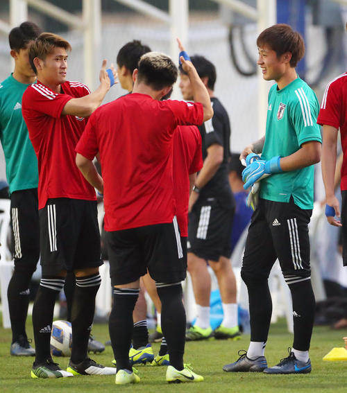 田川（左）、菅（手前）と談笑する大迫（撮影・前田充）