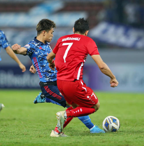 U－23日本対U－23シリア　前半、シュートを放つ食野（撮影・前田充）