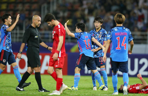 U－23日本対U－23シリア　前半、相馬を祝福する日本イレブン（撮影・前田充）