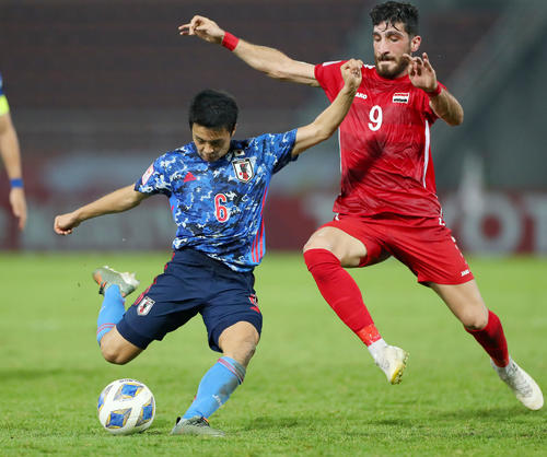 U－23日本対U－23シリア　前半、シュートを放つ斉藤（撮影・前田充）