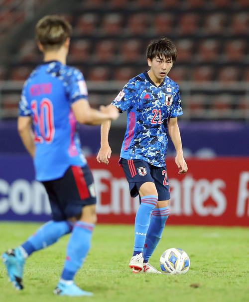 U－23日本対U－23シリア　前半、パスを出す松本泰志（撮影・前田充）