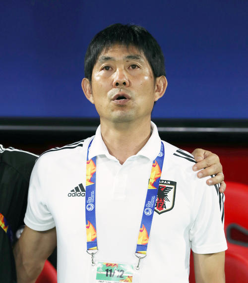 試合前、君が代を歌う森保監督（撮影・前田充）