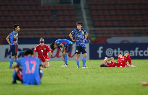 U－23日本対U－23シリア　シリアに敗れぼうぜんとする相馬勇紀らU－23日本イレブン（撮影・前田充）
