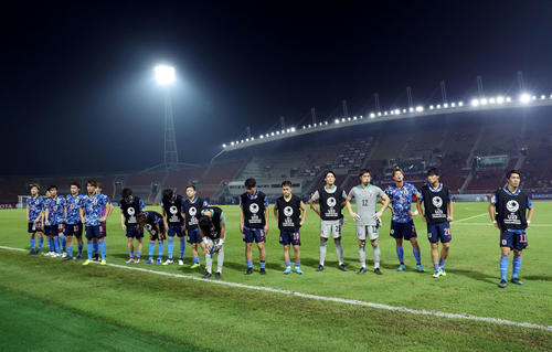 U－23日本対U－23シリア　シリアに敗れ1次リーグ敗退が決まり、サポーターへあいさつする日本イレブン（撮影・前田充）