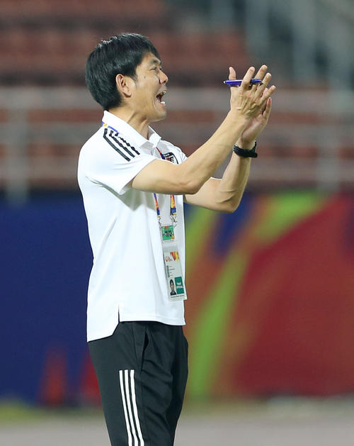 2020年1月12日、U－23日本対U－23シリア　前半、選手を鼓舞する森保監督（撮影・前田充）