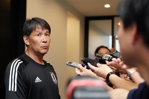 練習前、囲み取材に応じる関塚技術委員長（撮影・前田充）