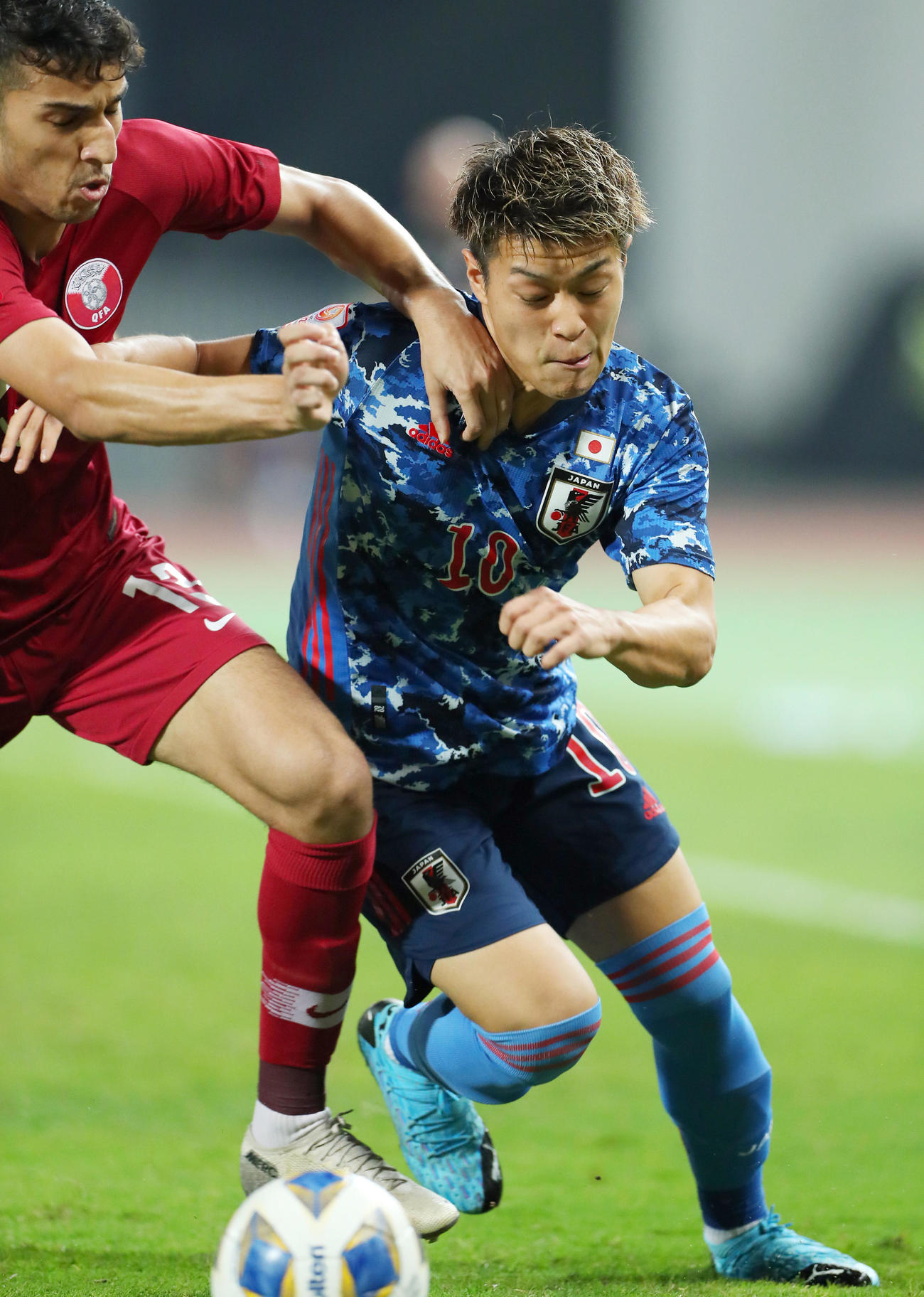 U－23日本対U－23カタール　前半、ドリブル突破を図る食野（撮影・前田充）