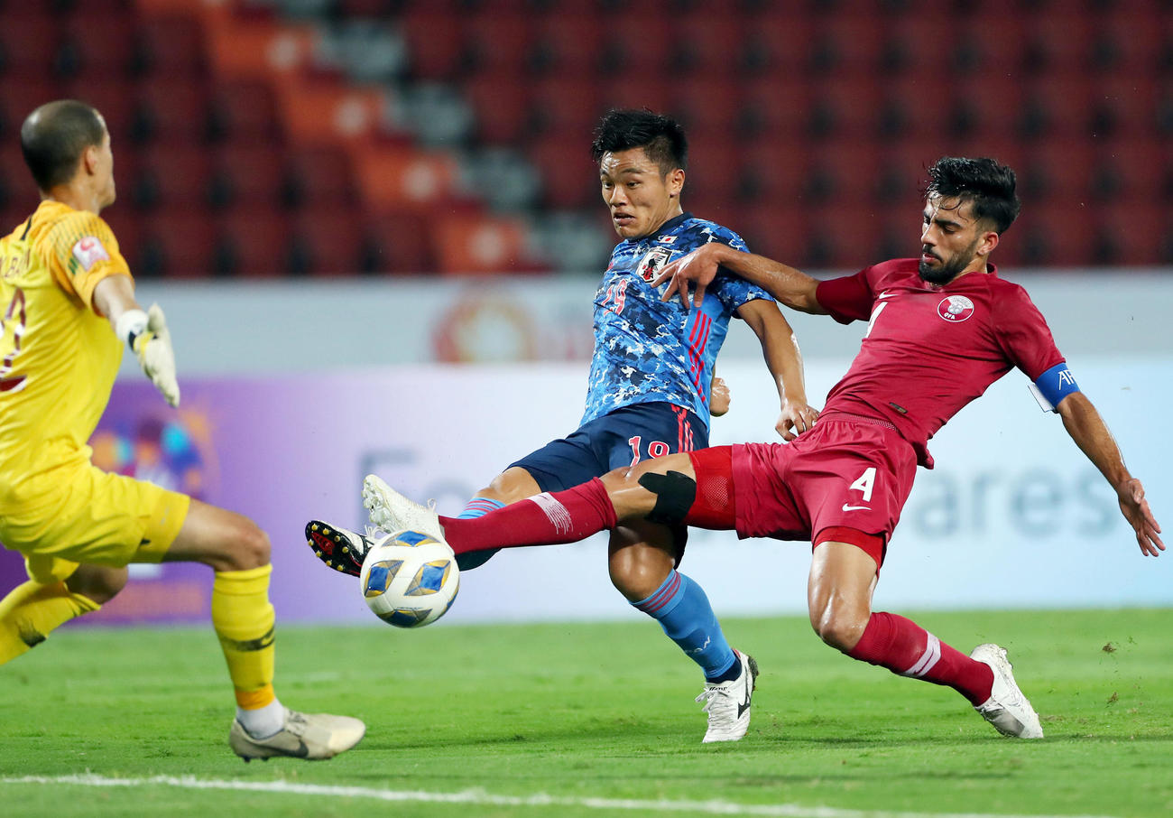 U－23日本対U－23カタール　前半、シュートを狙う旗手（撮影・前田充）