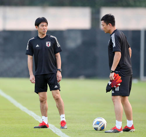練習前、下田GKコーチ（右）と話し込む森保監督（撮影・前田充）