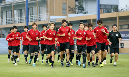 ウオーミングアップを行うU－23日本代表の選手たち（撮影・前田充）