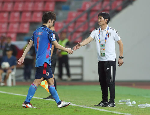 U－23日本対U－23カタール　前半にレッドカードの田中碧と森保監督（撮影・前田充）