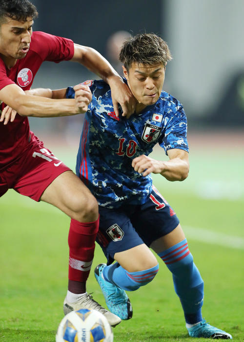 U－23日本対U－23カタール　前半、ドリブル突破を図る食野（撮影・前田充）