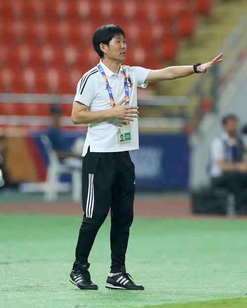 U－23日本対U－23カタール　後半、選手に指示を出す森保監督（撮影・前田充）