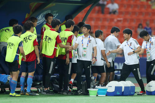 U－23日本対U－23カタール　カタールと引き分けに終わり、ベンチの選手らと握手を交わす森保監督（中央）（撮影・前田充）