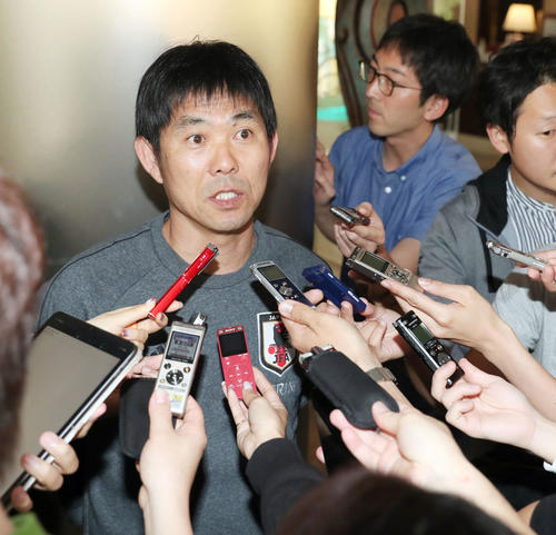 宿舎で囲み取材に応じる森保監督（撮影・前田充）