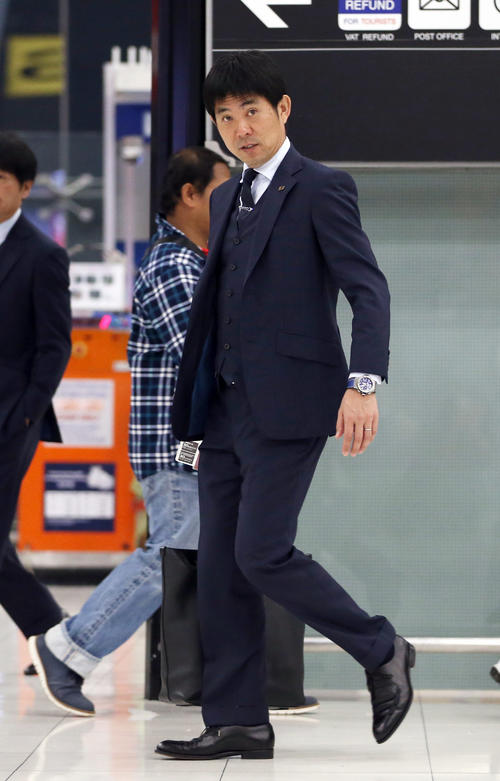 報道陣に会釈しタイ・スワンナプーム国際空港から帰国する森保監督（撮影・前田充）
