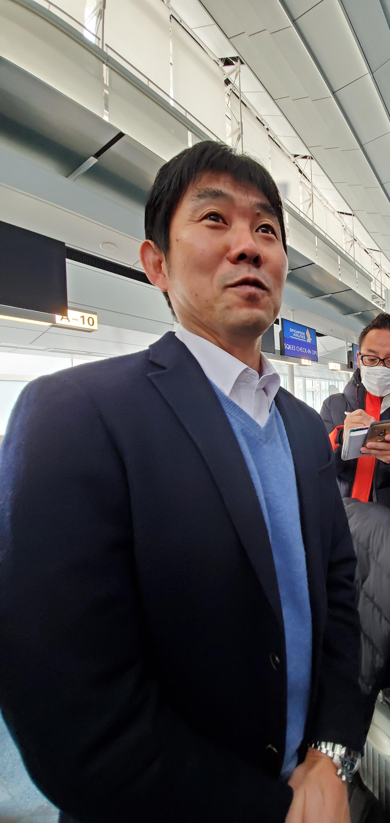 欧州視察出発前に取材に応じる日本代表の森保監督