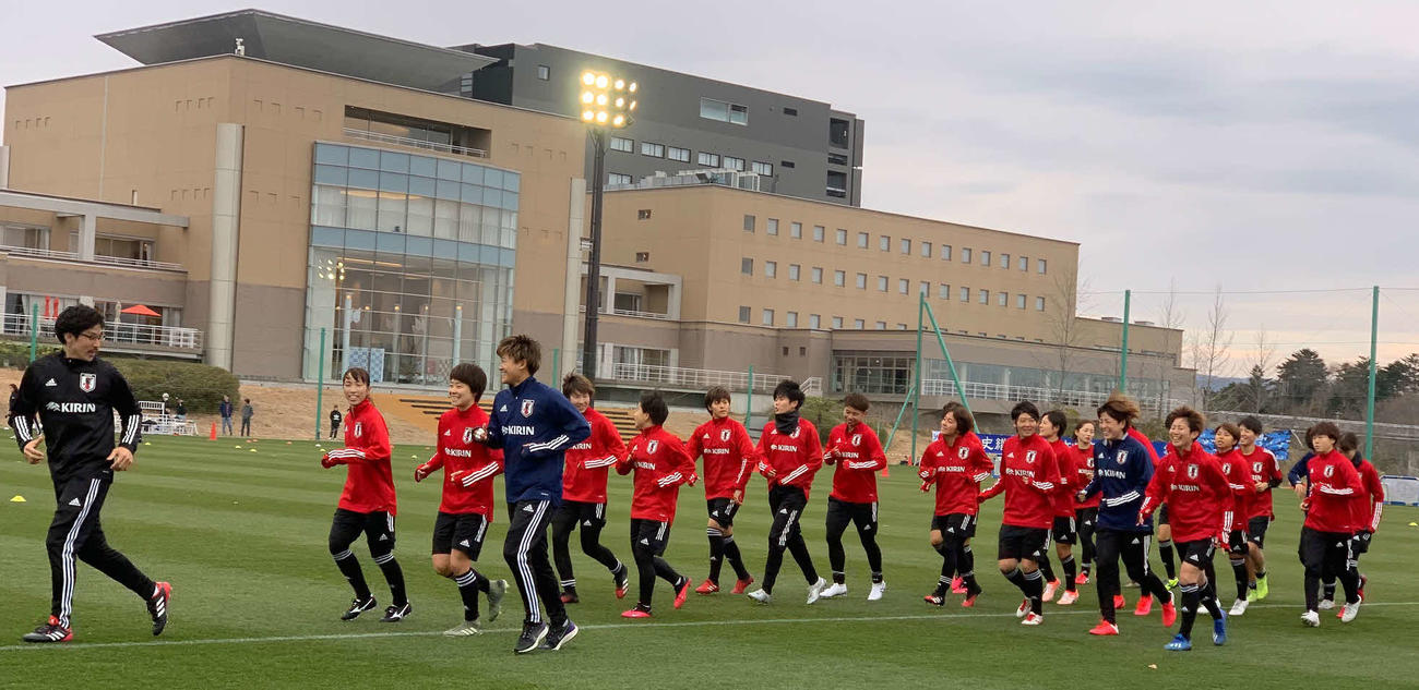 ランニングするなでしこジャパンの選手たち（撮影・松尾幸之介）