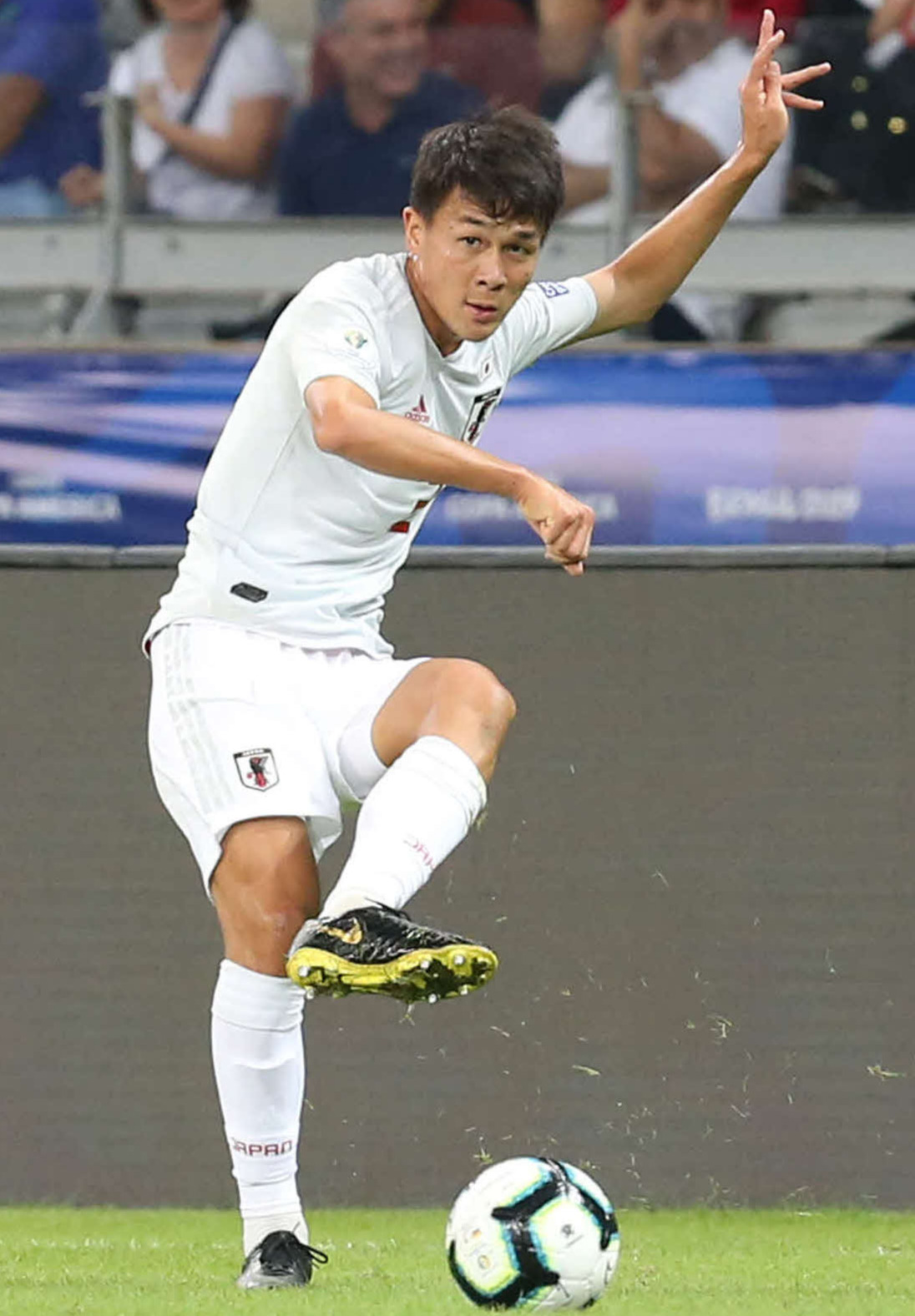 19年6月、南米選手権のエクアドル戦でパスを出す杉岡