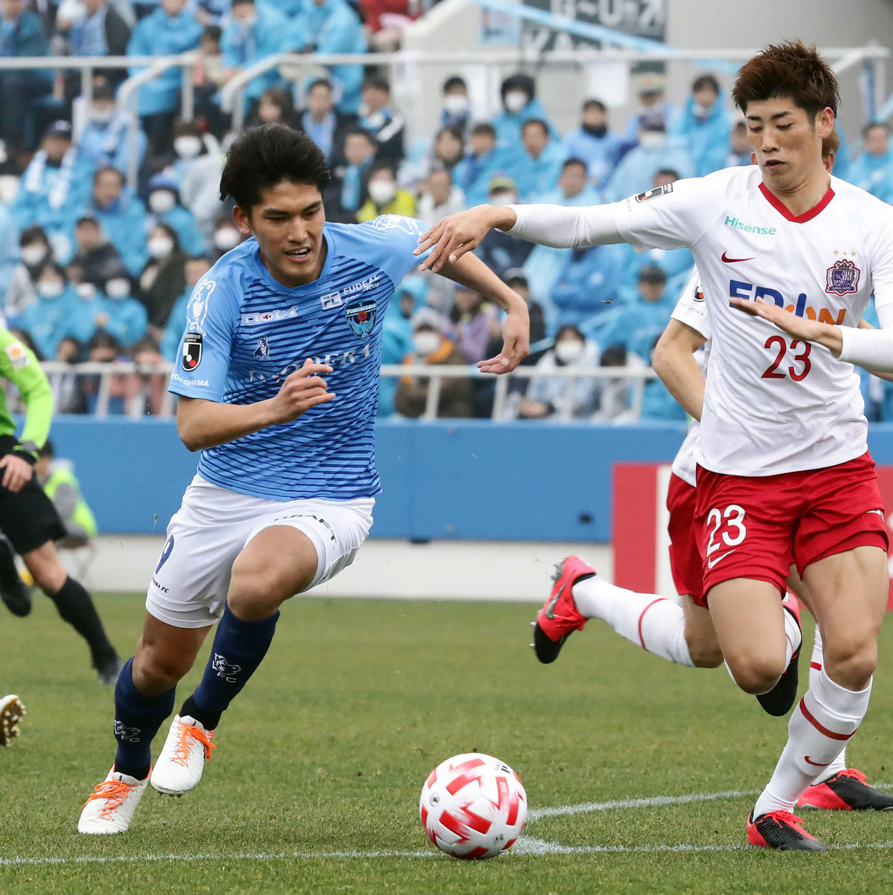 16日、ルヴァン杯の広島戦でボールを競り合う一美（左）