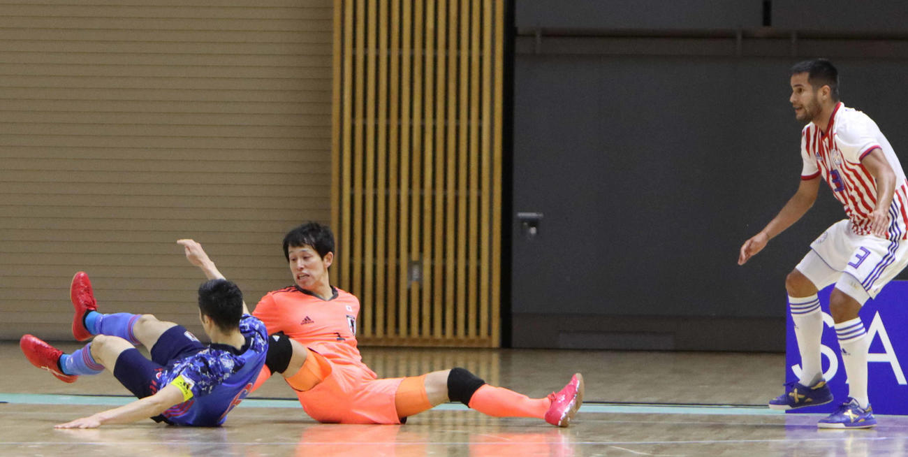 体を張ってシュートを止めるGK関口（中央）（撮影・奥村昌治）