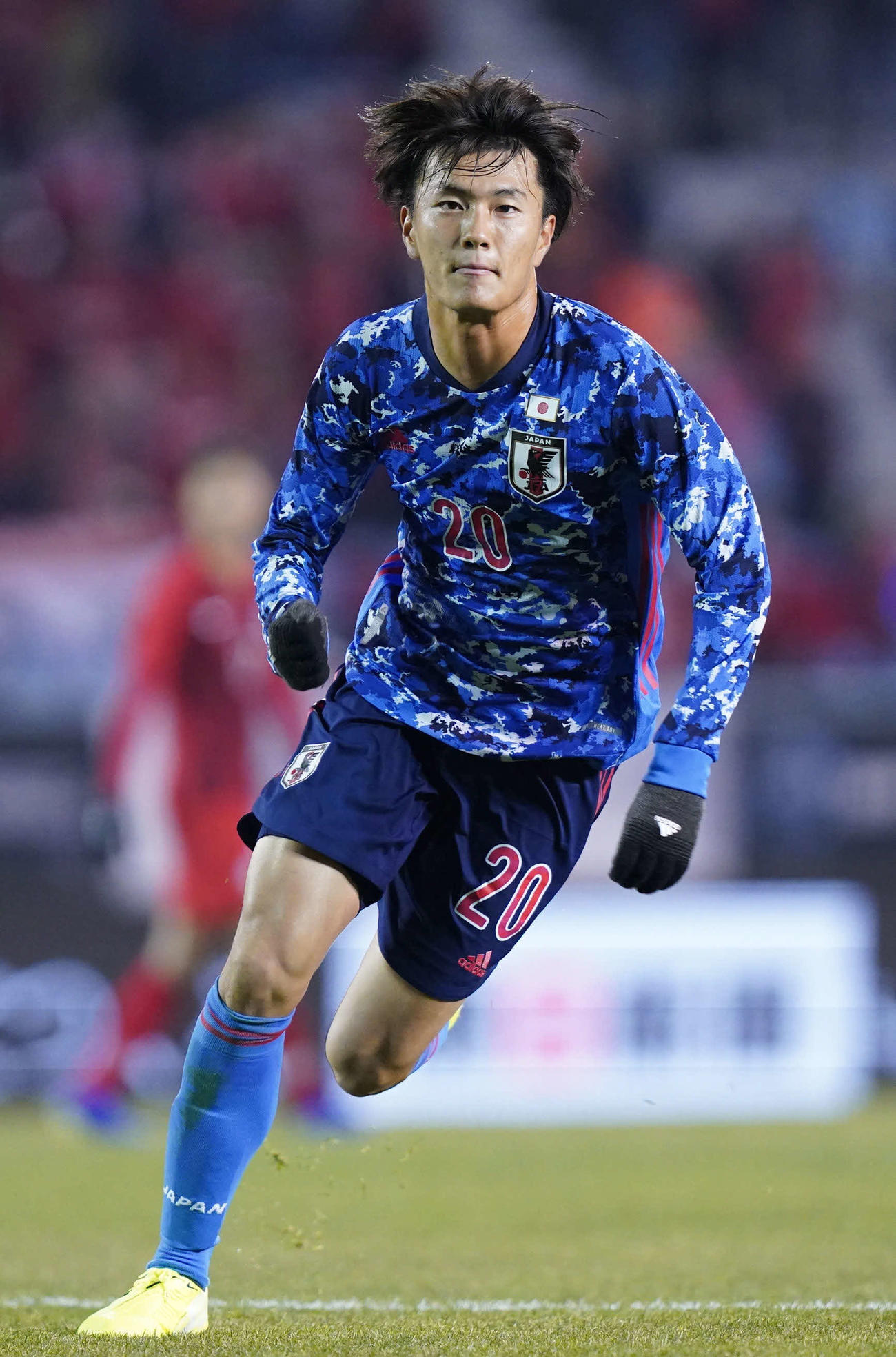 19年12月、東アジアE－1選手権の香港戦で、ボールを追いかけるFW小川