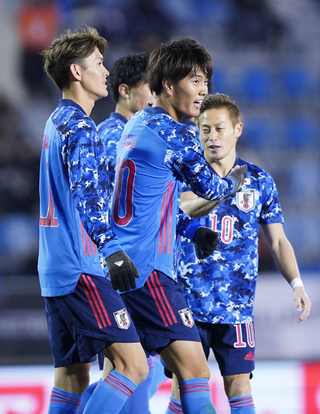 19年12月、東アジアE－1選手権の香港戦で、小川（右から2人目）はハットトリックを達成し、左から田川、古賀、1人おいて仲川と喜ぶ