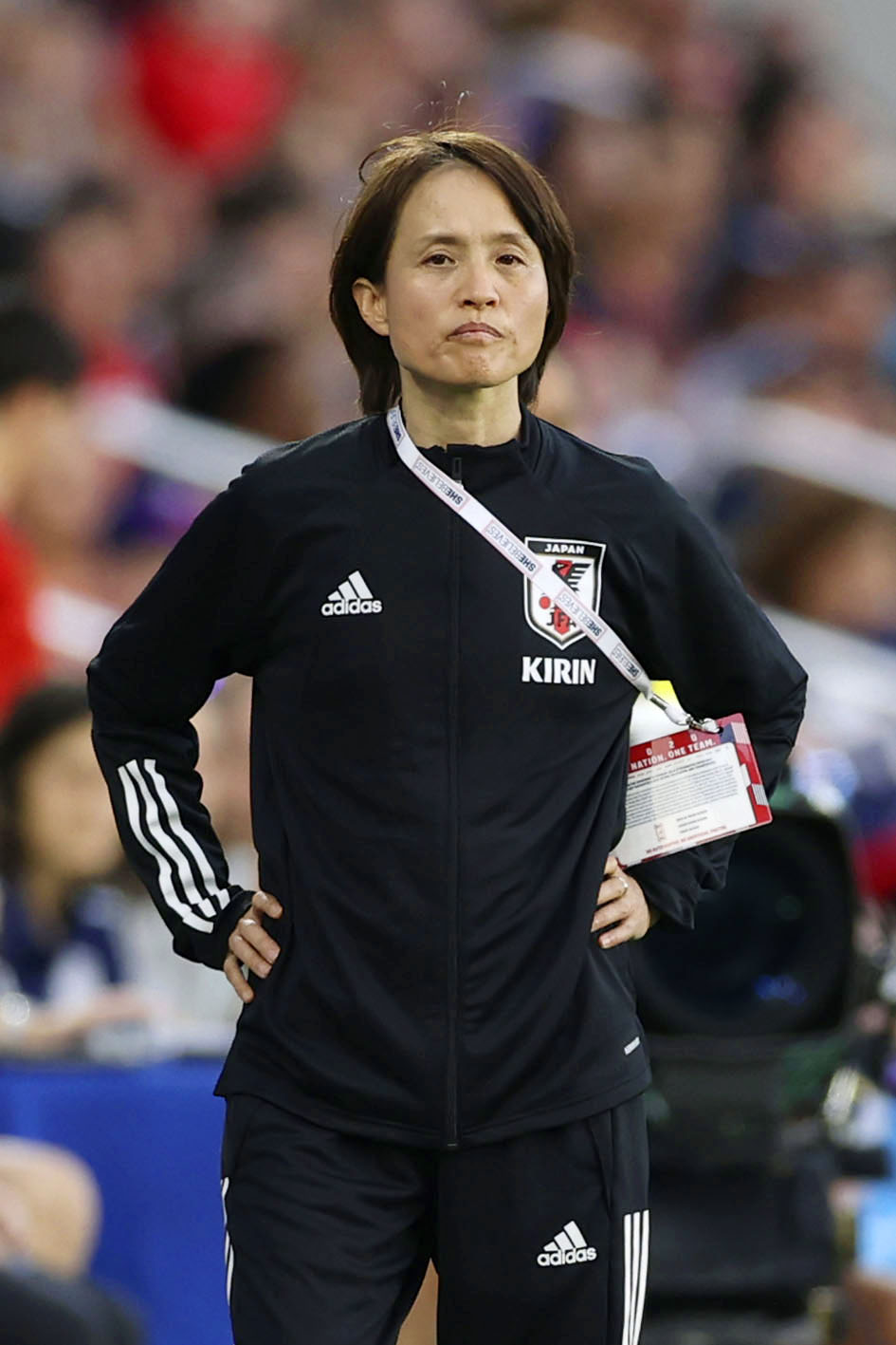 後半、試合を見守る高倉監督（共同）