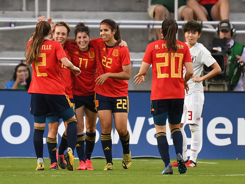 後半33分、チーム3点目を決めチームメートに祝福されるFWルシア・ガルシア(17)(ロイター)