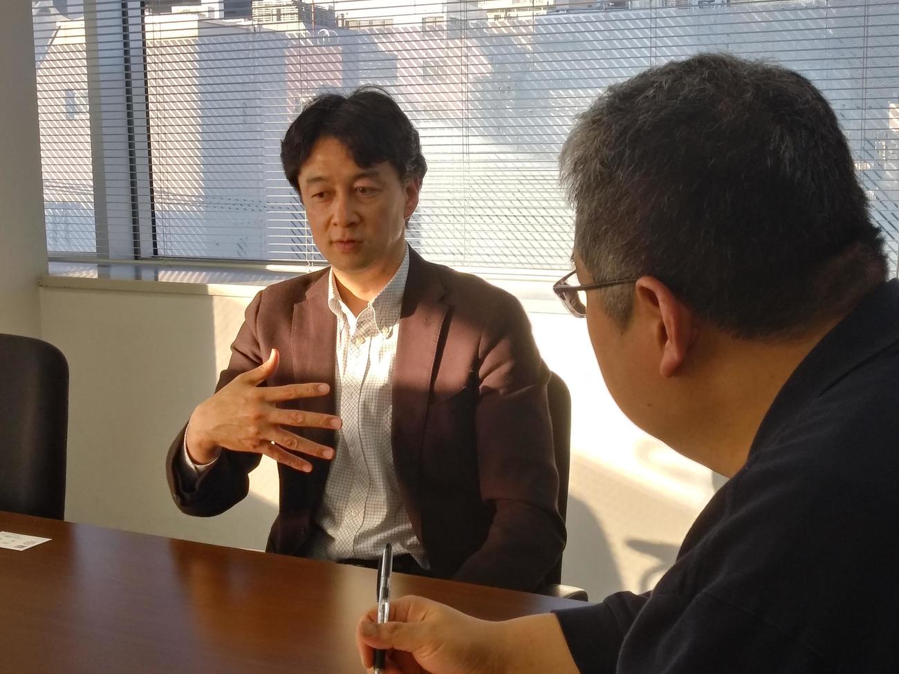 取材に答える日本サッカー協会テクニカルスタッフ寺門大輔氏