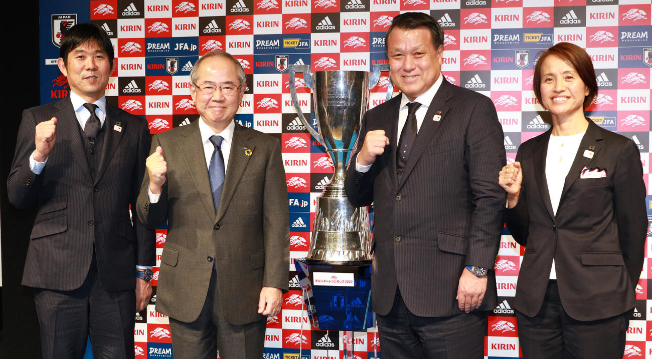 年間スケジュール発表でガッツポーズする、左から日本代表森保監督、キリン磯崎功典社長、日本サッカー協会田嶋会長、なでしこジャパン高倉監督（19年12月20日撮影）