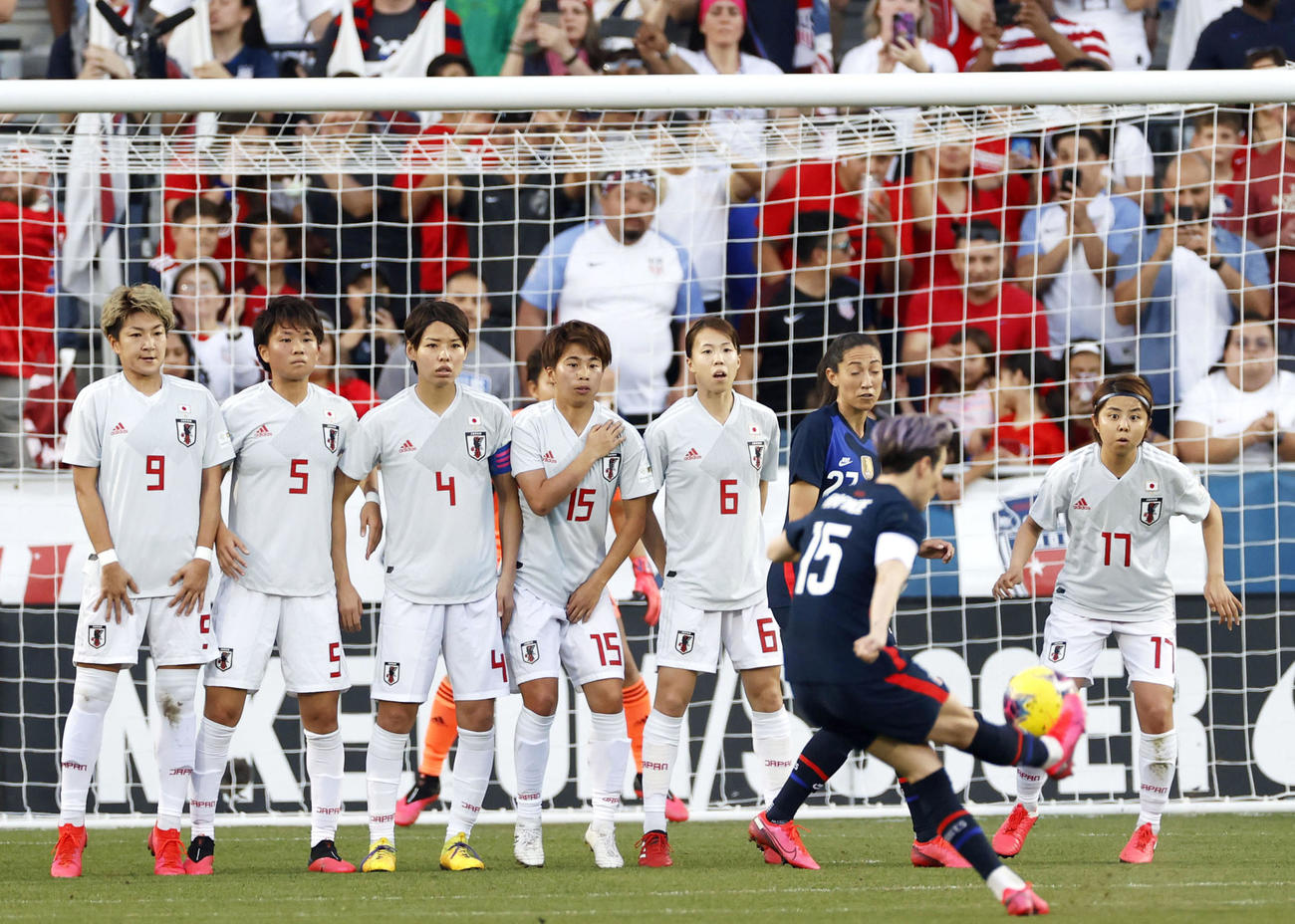 前半7分、米国のラピノー（手前）に先制FKを決められた日本（共同）