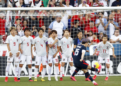 前半7分、米国のラピノー(手前)に先制FKを決められた日本(共同)